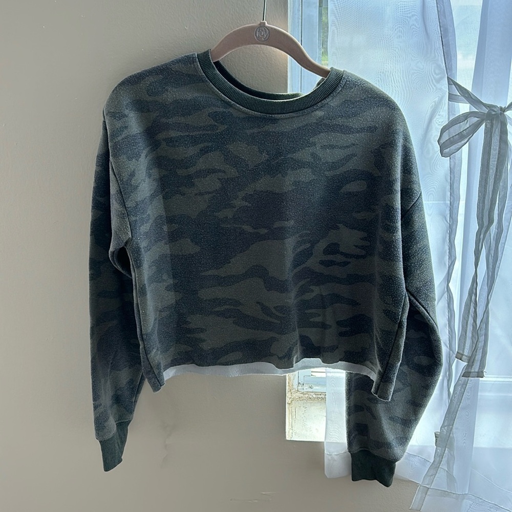 Forget 21 cropped army crewneck size small
